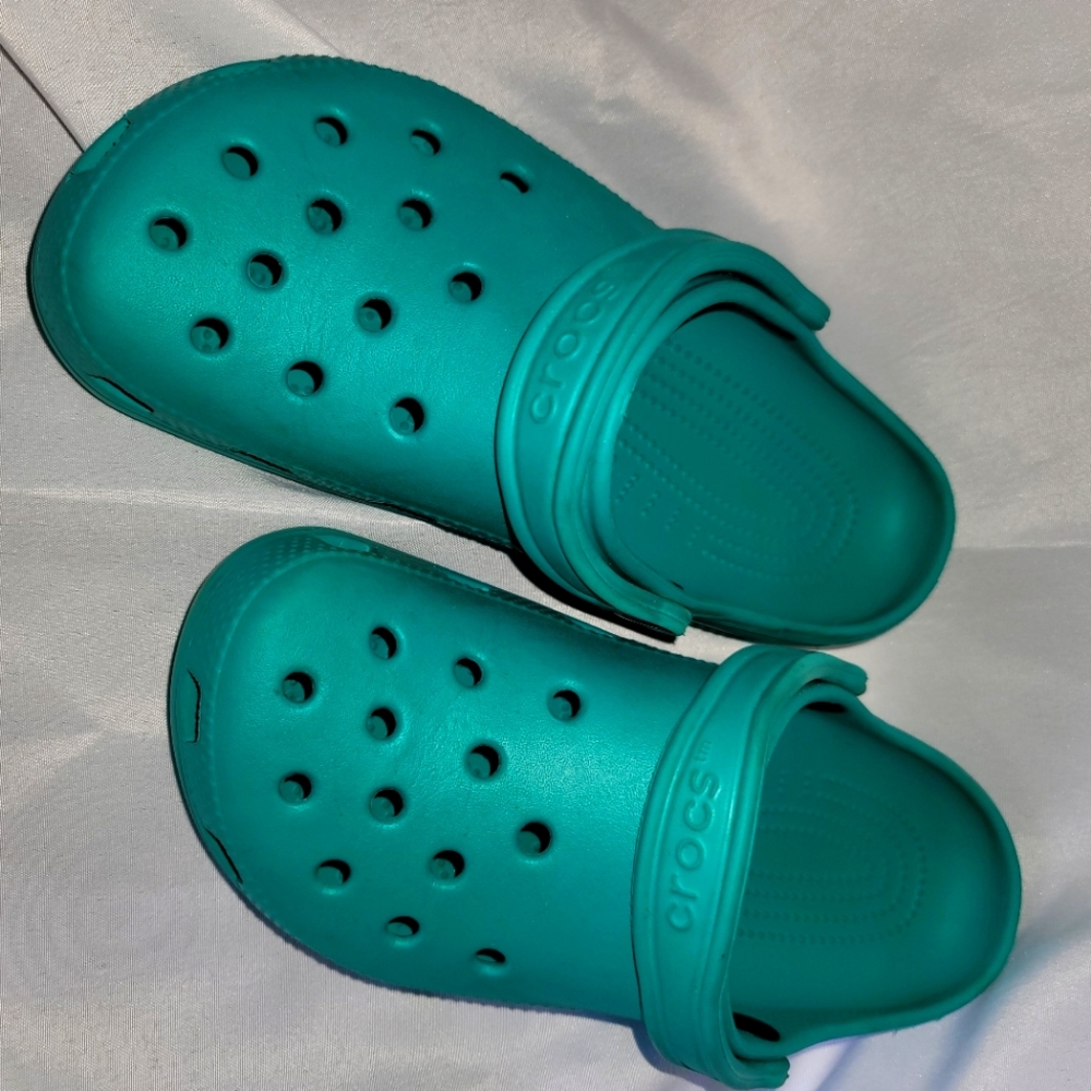 Green Crocs Size 8 womens/size 6 mens